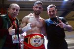 Glücklich nach dem IBF-Jr.-WM-Titelgewinn: Ilhami Aydemir (m.) und Trainer Fazli Vural (r.).